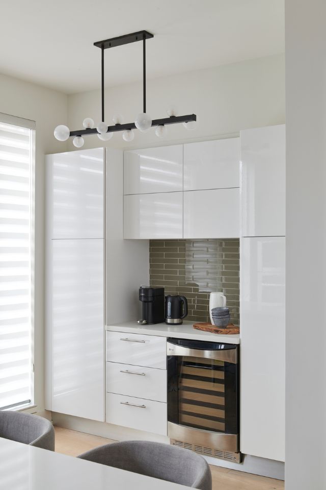 wet bar design by Laura Hay, Photography by Stephani Buchman